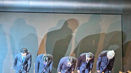 SK텔레콤 임원들이 미디어 설명회를 갖고 해킹 관련해 사과하고 있다 [사진: 디지털투데이]