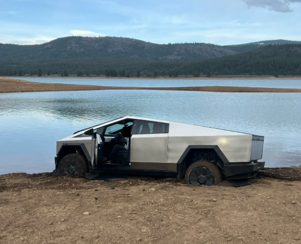 물에 고립된 테슬라 사이버트럭 [사진: 일렉트릭