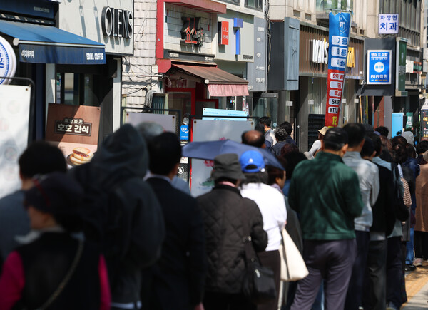 SK텔레콤이 유심 고객정보 해킹 사고로 관련 유심 무료 교체 서비스에 나선 28일 서울 시내 한 SKT T월드 매장 앞에 유심을 교체하려는 고객들이 영업 전부터 줄을 서 있다. SK텔레콤은 이날 오전 10시부터 전국 T월드 매장 2600여 곳에서 유심 무료 교체 서비스를 진행한다. [사진: 연합뉴스]