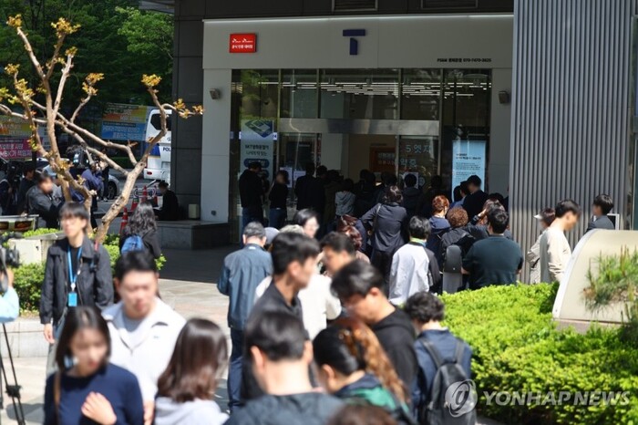 가입자 유심(USIM) 정보를 탈취당한 SK텔레콤이 유심 무료교체 서비스를 시작한 28일 서울 시내 한 SKT 대리점에서 시민들이 유심 교체를 위해 줄을 서 차례를 기다리고 있다. [사진: 연합뉴스]