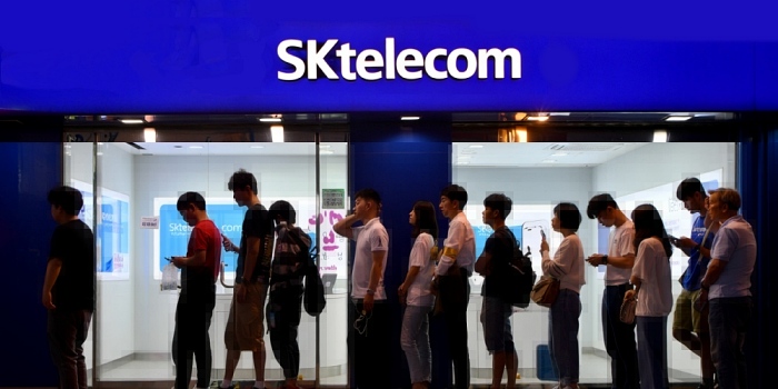 유심(USIM) 정보를 탈취당한 SK텔레콤이 사후 대응 부실로 가입 고객들의 신뢰를 얻지 못하고 있다. [사진: Reve AI]