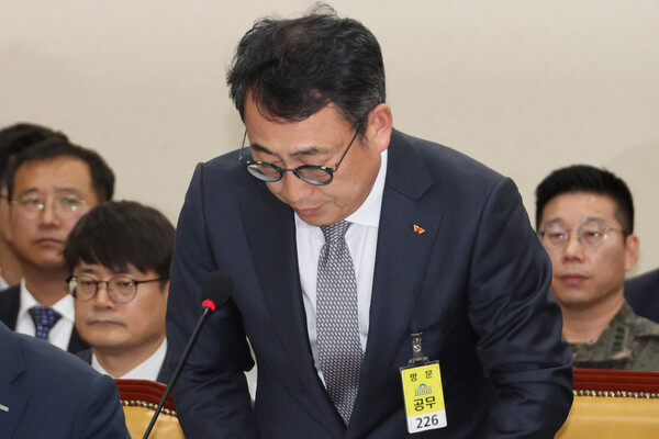 유영상 SK텔레콤 대표이사가 30일 국회 과학기술정보방송통신위원회의에서 열린 방송통신 분야 청문회에서 유심 해킹 사태에 대해 사과하고 있다. [사진: 연합뉴스]