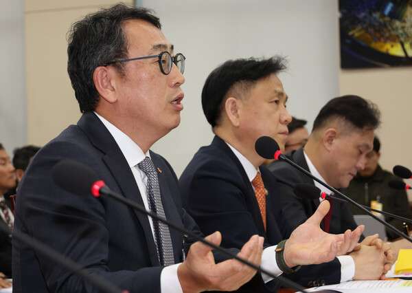 유영상 SK텔레콤 대표이사가 30일 국회 과학기술정보방송통신위원회의에서 열린 방송통신 분야 청문회에서 유심 해킹 사태와 관련한 질의에 답하고 있다.  [사진: 연합뉴스]