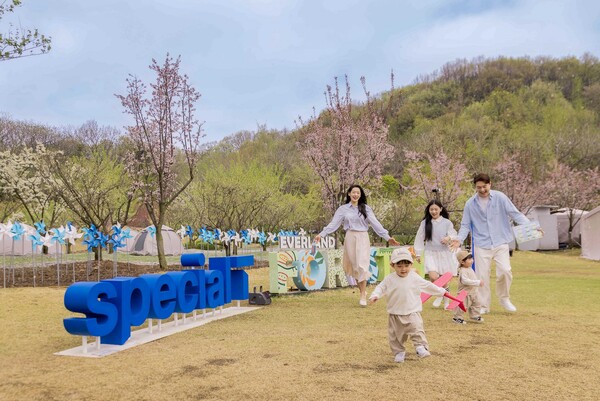 SKT는 10년 이상 장기 우수 고객을 대상으로 에버랜드 내 포레스트 캠프에서 하루 동안 숲속 바캉스를 선사하는 '스페셜 T숲캉스' 응모를 오는 11일까지  진행한다. [사진: SKT]