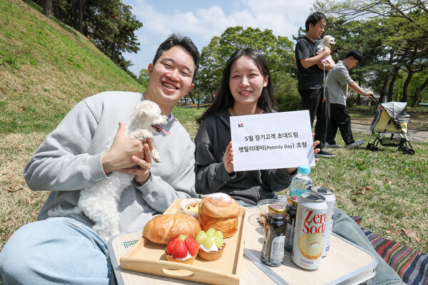 모델들이 5월 장기고객 초대드림 ‘펫밀리데이’를 알리고 있다. [사진: KT]