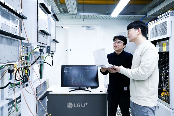 LG유플러스 임직원이 클라우드랜 AI 네트워크 자동화 기술을 검증하는 모습. [사진: LG유플러스]