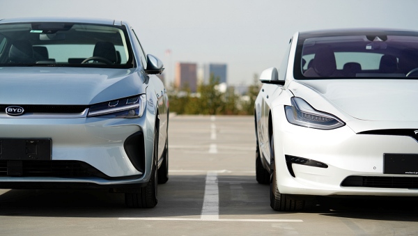 중국 전기차 브랜드 BYD가 판매수량 기준으로 테슬라를 압도하고 있다 [사진: Reve AI]