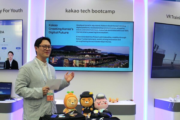 지난 12일 'APEC 2025 고용노동장관회의 고용노동부 전시' 현장에서 '카카오테크 부트캠프'를 소개 중인 모습. [사진: 카카오]