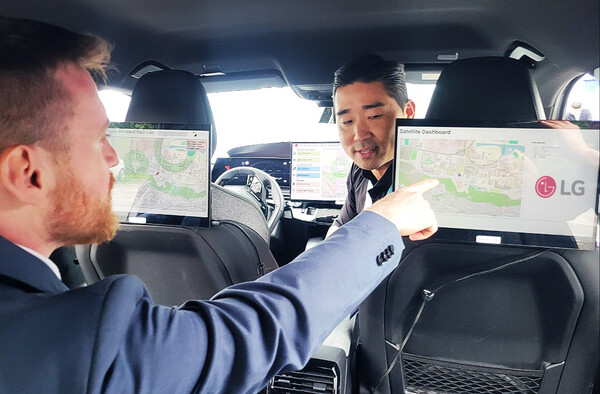 15일(현지시간) 프랑스 파리 5GAA 총회에서 LG전자 관계자가 5GAA 총회 참석자에게 인공위성 기반의 차랑 내 차세대 음성통신 솔루션을 설명하고 있다. [사진: LG전자]