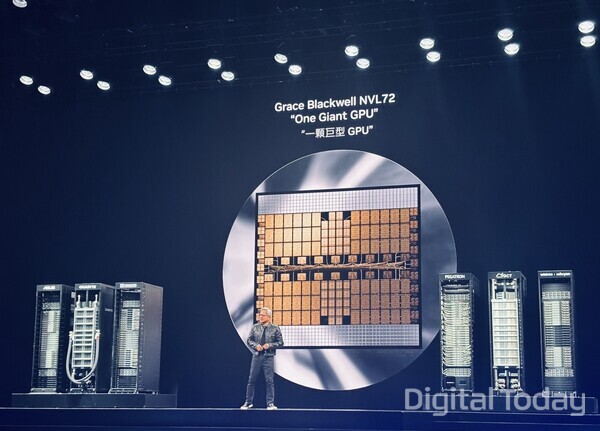 엔비디아 GPU가 탑재된 NV링크 퓨전을 설명하는 젠슨 황 CEO [사진: 석대건 기자]
