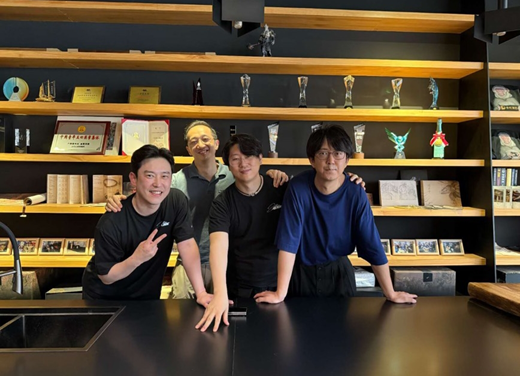 김형태 시프트업 대표(오른쪽 두 번째)가 지난 14일 펑지 게임 사이언스 대표(오른쪽 세 번째), 양치 미술 감독(오른쪽 첫 번째)와 기념 사진을 찍고 있다. [사진: 양치 소셜미디어 갈무리]