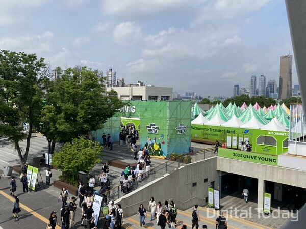 21일 2025 올리브영 페스타 첫날 오전 10시께부터 관객들이 붐비는 현장. [사진: 손슬기 기자]