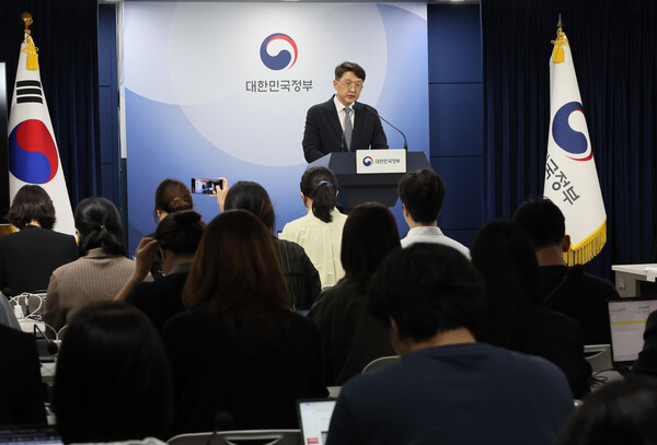 최우혁 과학기술정보통신부 정보보호네트워크정책관이 19일 서울 종로구 정부서울청사에서 SKT 침해사고 관련 민관합동 조사결과 2차 발표 브리핑을 하고 있다. [사진: 연합뉴스]&nbsp;
