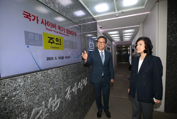 이진숙 방송통신위원회 위원장(오른쪽)이 21일 한국인터넷진흥원(KISA) 서울청사에서 이상중 한국인터넷진흥원장(왼쪽)으로부터 SKT 사이버 침해사고 이후 국가 사이버 위기 경보단계에 대한 설명을 듣고 있다. [사진: 방송통신위원회]