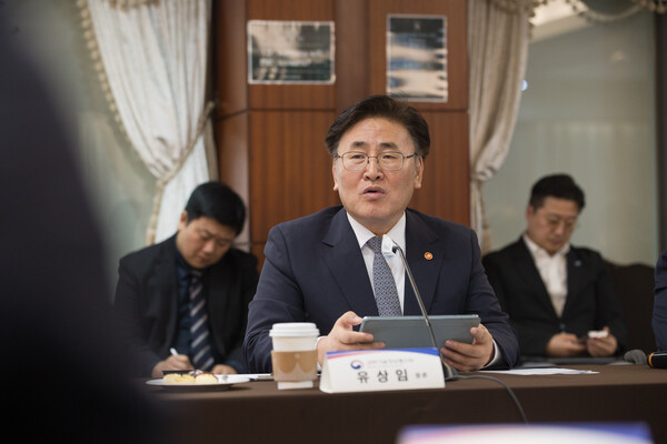 유상임 과학기술정보통신부 장관이 28일 오후 서울 중구 코리아나호텔에서 열린 'AII·디지털 기술사업화 전략대화' 에 참석한 모습. 유 장관은 이날 기자들과 만나 SKT가 유심 교체 예약자를 우선 흡수해야 신규 영업 재개 논의가 가능하다는 입장을 전했다. [사진: 과학기술정보통신부]