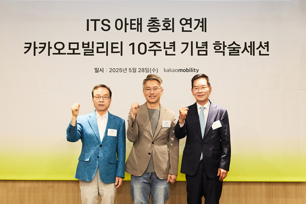 류긍선 카카오모빌리티 대표(가운데)와 박복규 전국택시운송사업조합연합회 회장(오른쪽), 박권수 전국개인택시연합회 회장(왼쪽) [사진: 카카오모빌리티]