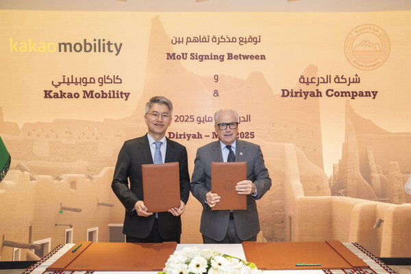 (왼쪽부터) 류긍선 카카오모빌리티 대표, 제리 인제릴로 디리야컴퍼니 그룹 CEO. 지난달 26일 사우디아라비아 ‘디리야 게이트 개발청’에서 양사는 디리야 내 플랫폼 중심 이동 경험 제공을 목표로 ‘미래 모빌리티 서비스 공동 개발을 위한 업무협약(MOU)’을 체결했다. [사진: 카카오모빌리티]