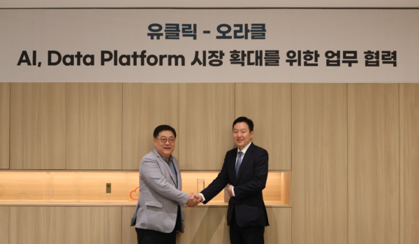 왼쪽부터 한국오라클 김성하 사장 유클릭 김철 대표.
