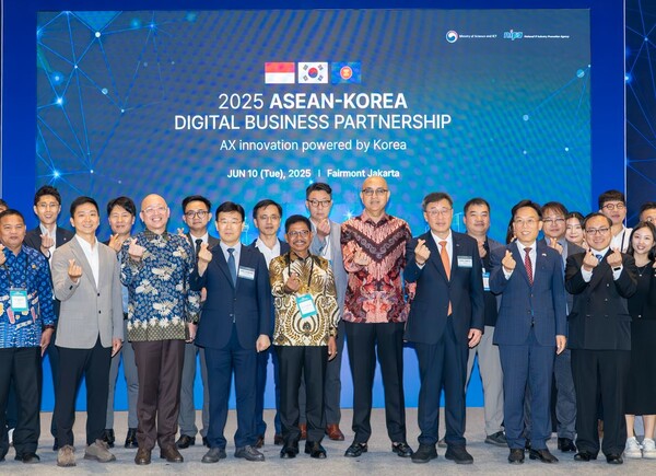 한-아세안 디지털 비즈니스 파트너십 행사에서 정창림 과기정통부  국장(좌측 앞열 네 번째) , 박윤규 정보통신산업진흥원  원장(일곱 번째)가 기념촬영을 하고 있는 모습. [사진: 과기정통부] 