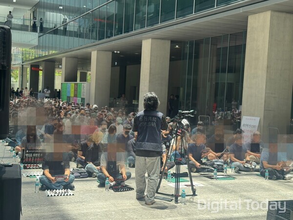 네이버 노동조합(공동성명)은 11일 경기 성남시 네이버 본사 1층에서 최인혁 전 COO의 복귀를 반대하는 집회를 열었다. [사진: 이호정 기자]