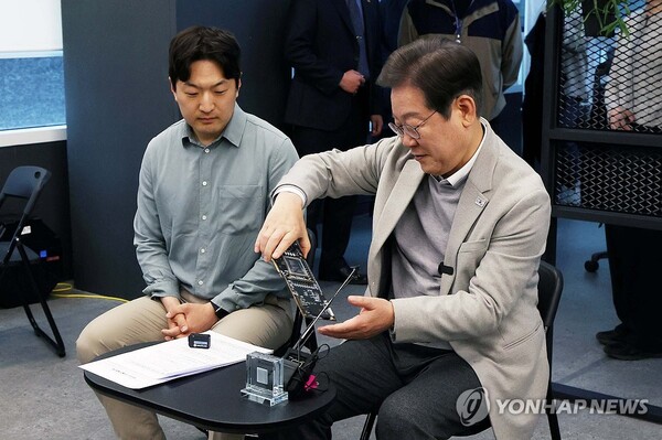 이재명 대통령(당시 더불어민주당 이재명 대선 예비후보)가 AI반도체 스타트업 퓨리오사AI를 방문해 퓨리오사AI NPU를 살펴보고 있다. [사진: 연합뉴스, 국회사진기자단]