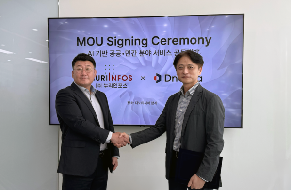 (왼쪽부터)  허재근 누리인포스 사장, 정무경 디노티시아 대표 [사진: 디노티시아]