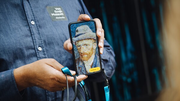 반고흐 미술관의 오디오 가이드 기기로 사용되는 갤럭시 S25+ [사진: 삼성전자]