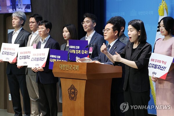 더불어민주당 민병덕 의원이 10일 서울 여의도 국회 소통관에서 디지털자산 기본법 발의 기자회견을 하고 있다. [사진: 연합뉴스]