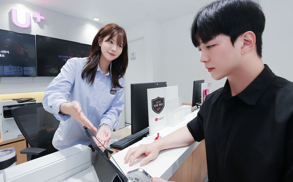 LG유플러스 매장 내 'U+보안 전문 상담사'가 고객에게 피싱 피해 예방법을 안내하는 모습. [사진: LG유플러스]