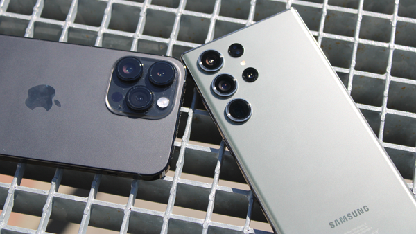 아이폰(왼), 삼성 스마트폰(오) [사진: 셔터스톡]