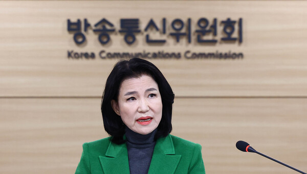 이진숙 방송통신위원회 위원장이 12일 경기도 과천시 방통위에서 열린 전체회의에서 모두발언을 하고 있다.[사진: 연합뉴스] 