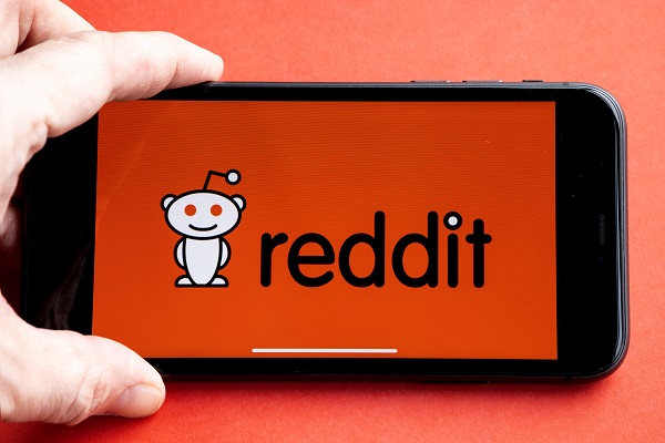 레딧, 사용자 인증에 월드코인 홍채 스캔 도입 검토