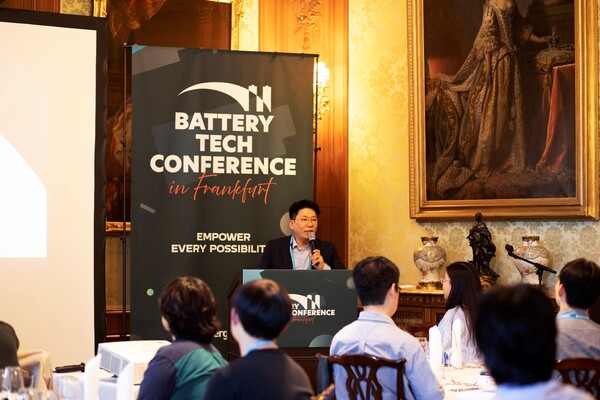 김동명 LG에너지솔루션 사장이 글로벌 인재 채용 행사 'BTC in 프랑크푸르트'에서 발표하고 있다. [사진: LG에너지솔루션]