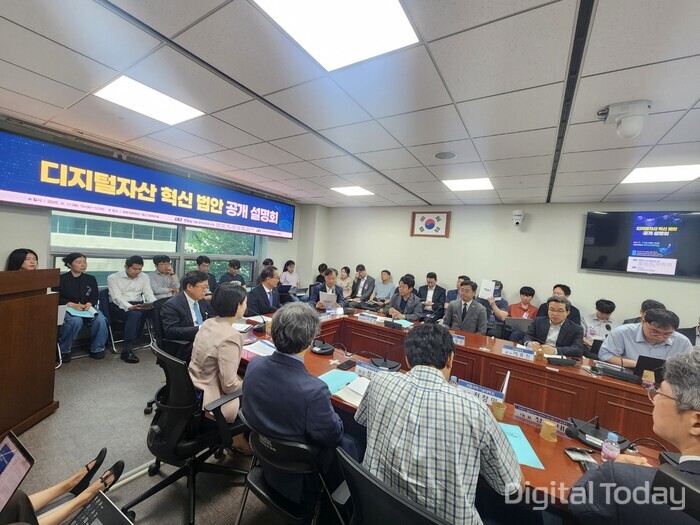 국회 정무위원회 더불어민주당 의원들과 핀테크산업협회는 17일 서울 여의도 국회 의원회관에서 디지털자산 혁신 법안 공개 설명회를 개최했다. [사진: 강진규 기자]