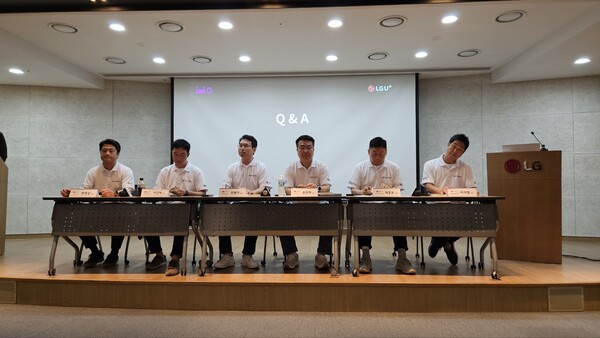 LG유플러스 관계자들이 26일 기술 설명회에서 '안티 딥보이스'를 비롯한 보안 기술을 설명하고 있는 모습. [사진: 디지털투데이]
