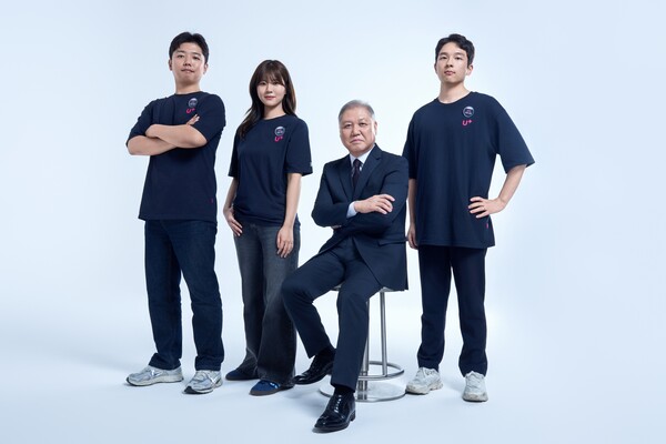보안 앰배서더로 선정된 권일용 교수(오른쪽 2번째)와 LG유플러스 직원들이 전국 매장에 부착될 포스터 촬영을 하는 모습. [사진: LG유플러스]