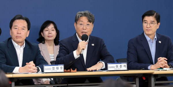 이춘석 국정기획위원회 경제2분과 위원장이 최근 서울 종로구 국정기획위원회에서 열린 기자간담회에서 취재진 질문에 답하고 있는 모습. [사진: 연합뉴스]