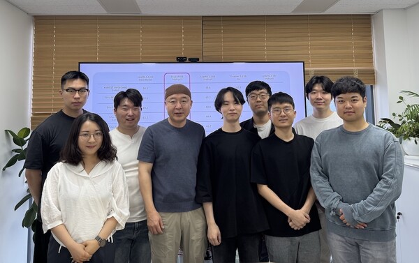 이재진 교수(오른쪽에서 네 번째)와 연구팀 [사진: 한국연구재단]