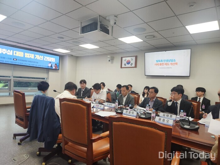 더불어민주당 민병덕 의원, 박민규 의원과 진보당 윤종오 의원 등이 2일 서울 여의도 의원회관에서 불법대출 및 불법추심 대응 법제 개선 간담회를 개최했다. [사진: 강진규 기자]