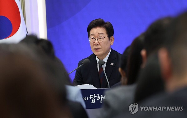 이재명 대통령이 3일 청와대 영빈관에서 열린 '대통령의 30일, 언론이 묻고 국민에게 답하다' 기자회견에서 발언하고 있다. [사진: 연합뉴스]