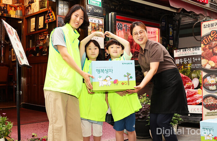 하나금융그룹은 지난 5일 명동상인협의회와 함께 지역 소상공인과의 상생을 위한 행복상자 전달 및 행복한 줍깅 임직원 봉사활동을 실시했다고 밝혔다. 이날 봉사활동에 참석한 하나금융그룹 임직원 및 가족들이 사업장 필수품이 담긴 행복상자를 지역 소상공인들에게 직접 전달하고 있다. [사진: 하나금융그룹]