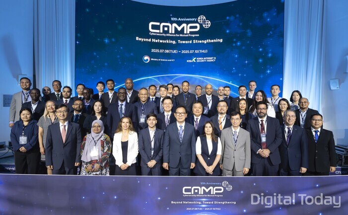 8일 서울에서 개최된 '글로벌 사이버보안 협력 네트워크(CAMP) 10주년 기념행사'에서 관계자들이 기념 촬영을 하고 있다. [사진: 한국인터넷진흥원]