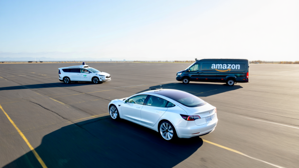 로보택시 격돌 [사진: Reve AI]