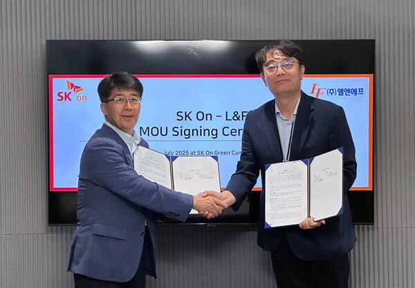 (왼쪽부터) 신영기 SK온 구매본부장, 이병희 엘앤에프 최고운영책임자(COO) [사진: SK온]