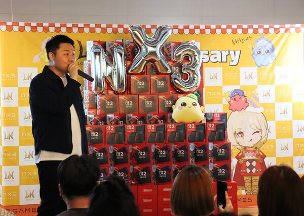 엔엑스쓰리게임즈(NX3GAMES)는 자사가 개발한 '로드나인' 서비스 1주년을 맞아 전 임직원에게 '닌텐도 스위치2'를 선물하는 사내 이벤트를 진행했다고 14일 밝혔다. [사진: 엔엑스쓰리게임즈]