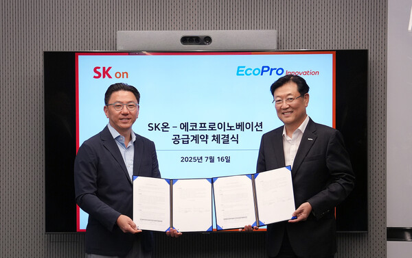 (왼쪽부터) 박종진 SK온 전략구매실장과 김윤태 에코프로이노베이션 대표 [사진: SK온]