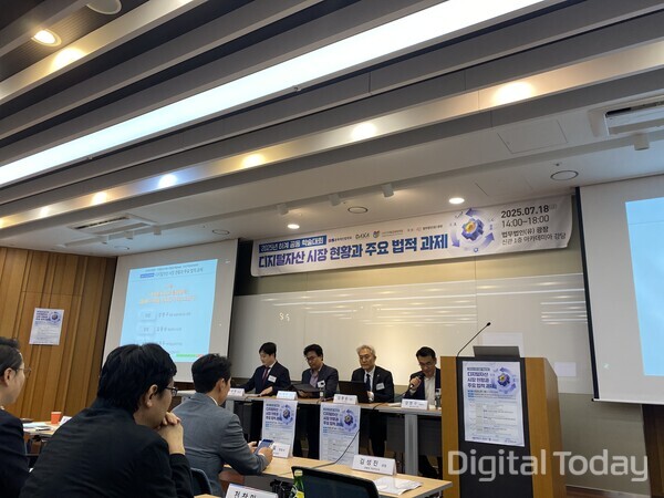 (왼쪽부터) 조수한 업라이즈 최고법률책임자(CLO), 이정두 금융연구원 센터장, 김종승 엑스크립톤 대표, 강현구 변호사(법무법인 광장)가 패널 토론하고 있다. [사진: 손슬기 기자]