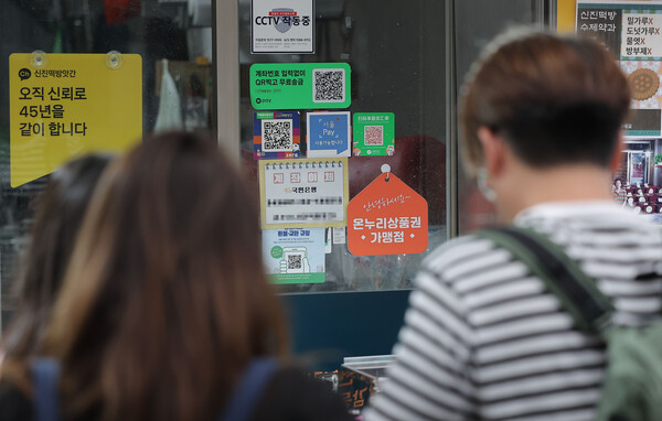 정부가 민생회복 소비쿠폰 1차 지급계획을 발표한 6일 서울의 한 전통시장 점포에 기존 골목경제 소비 활성화를 위한 온누리상품권 가맹 팻말이 붙어 있다. 경기 진작을 위한 이재명 정부의 첫 민생회복 소비쿠폰 신청과 지급이 이달 21일부터 9월 12일까지 8주간 이뤄진다. [사진: 연합뉴스]