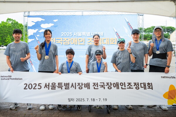 (왼쪽부터) 이승주 선수, 배지인 선수, 전숭보 선수, 한은지 선수, 임효신 선수, 강현주 선수, 강이성 선수, 이봉희 선수가 기념사진을 촬영하고 있다. [사진: 넷마블문화재단]