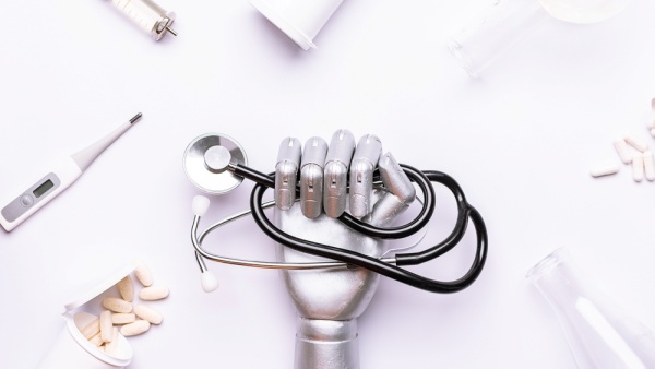 AI가 탑재된 로봇이 수술까지 성공적으로 집행했다. [사진: 셔터스톡]